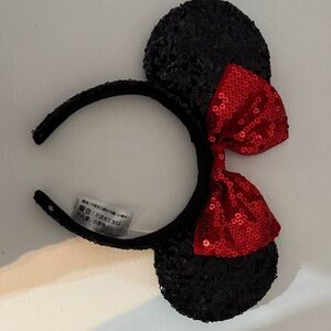 MICKEY EARS BARELY USEDSequin Black Ears with Red Bow Headband